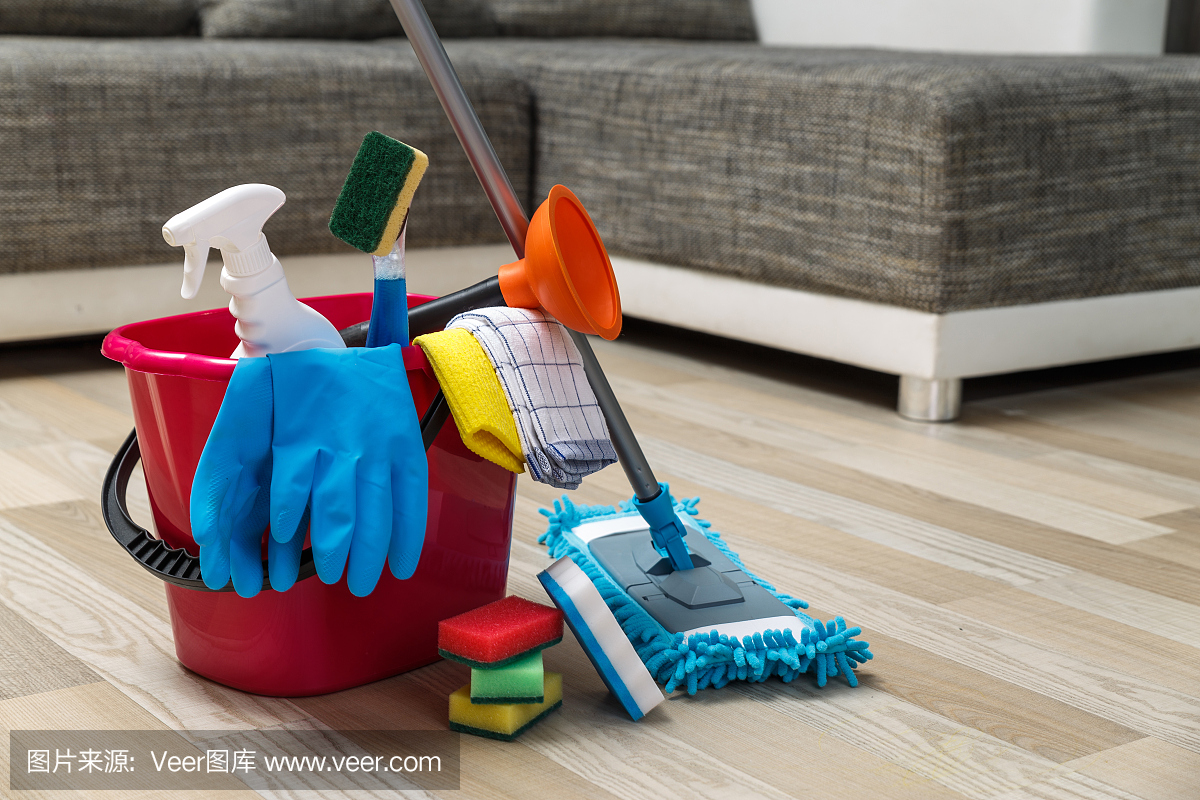 清潔服務。海綿,化學品和拖把。